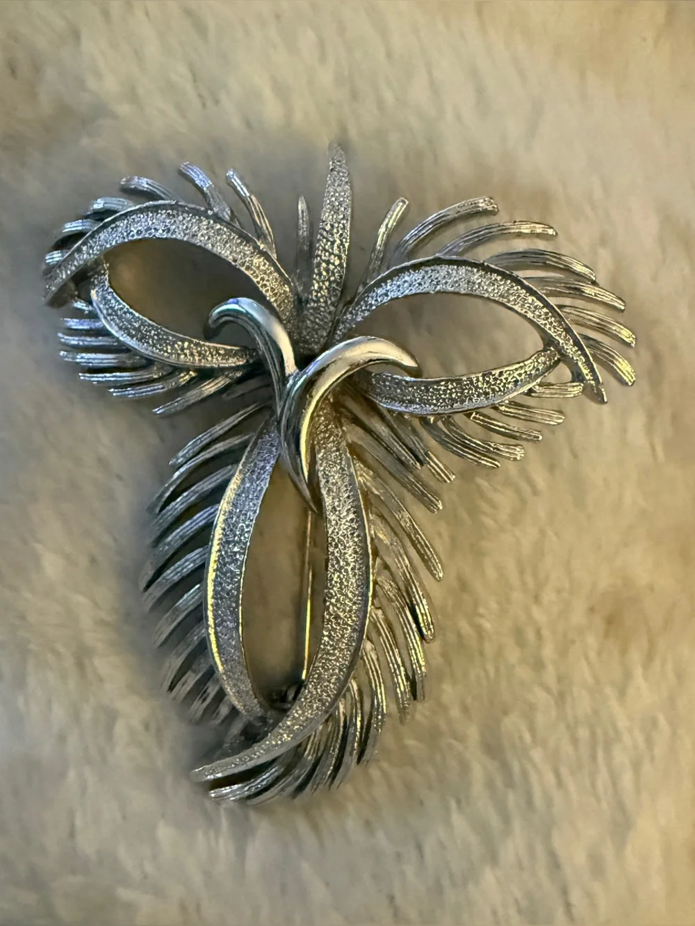 Vintage silver -Tone Feather Brooch Pin Elegant Design Costume jewelry